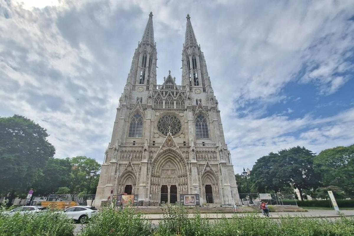 sebuah katedral besar dengan dua menara di langit yang mendung