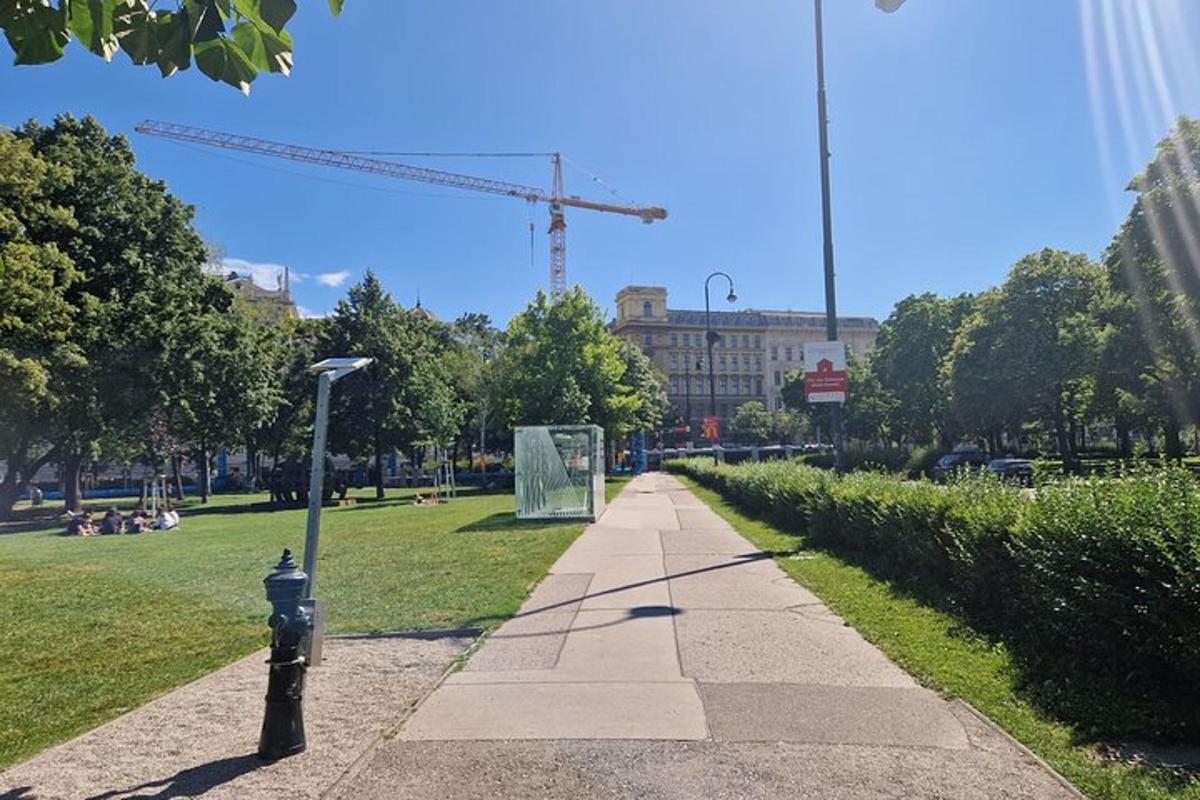 en brannhydrant på et fortau i en park