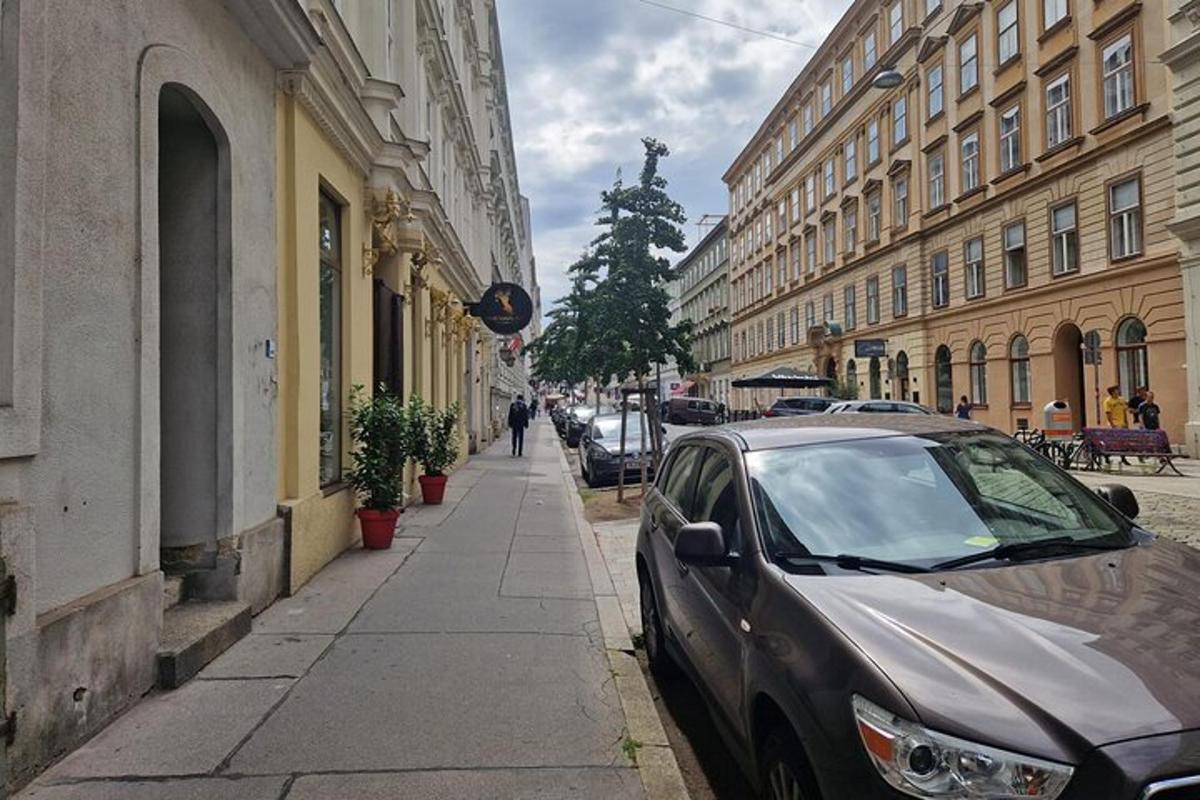 en bil parkert på siden av en bygate
