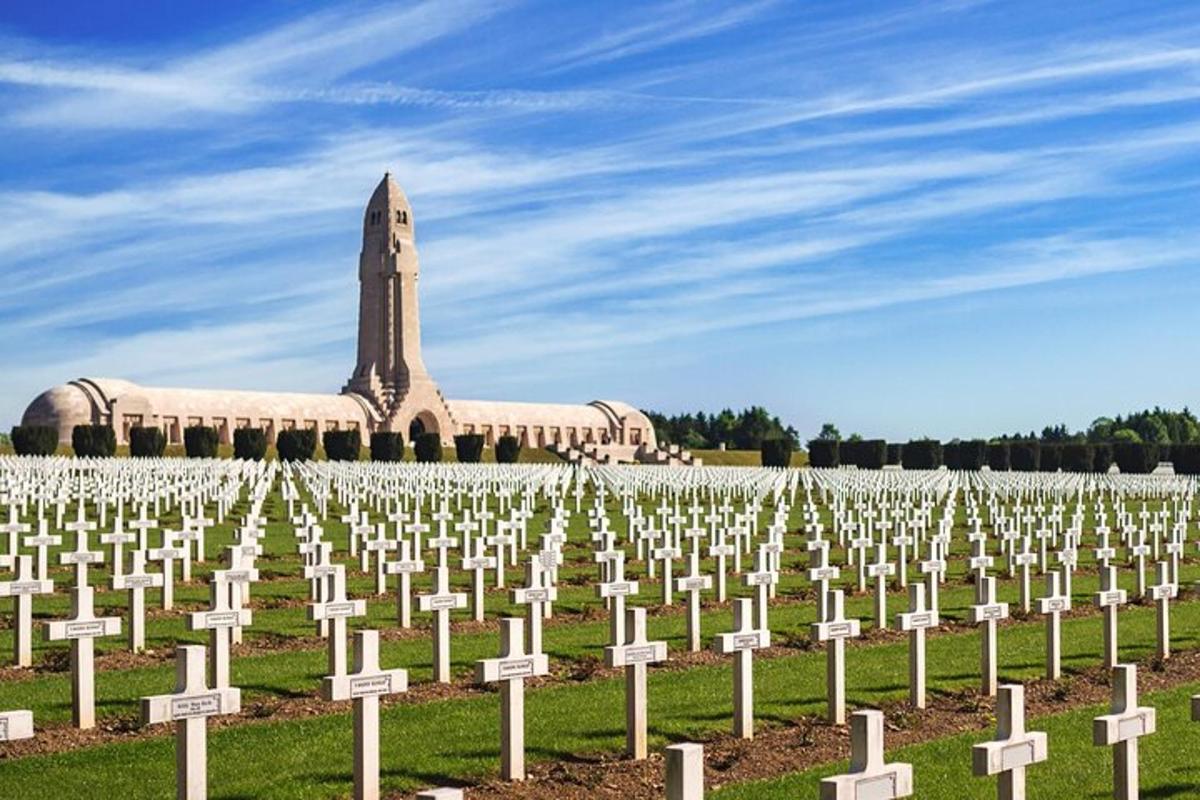 un gruppo di tombe di fronte a un edificio