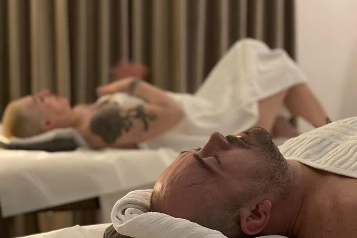 ein Mann, der in einem Krankenhaus auf einem Bett liegt