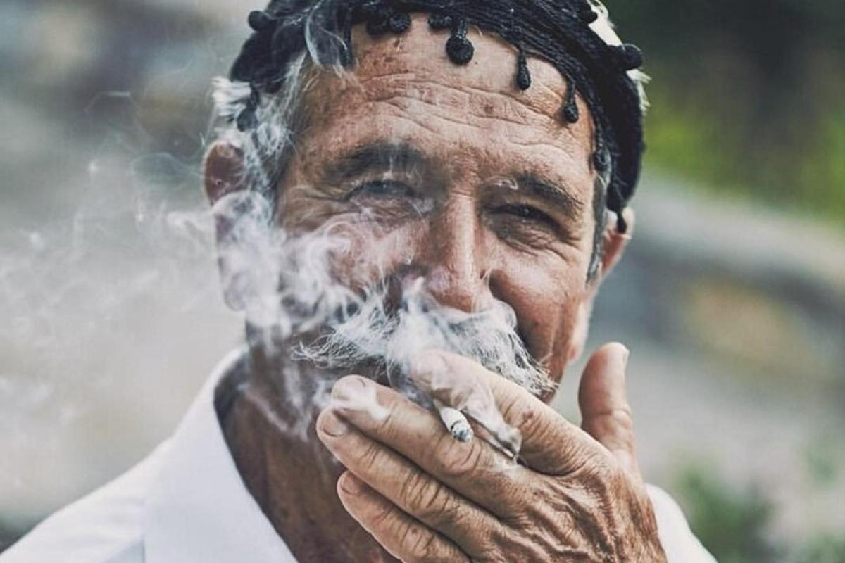 starejši moški kadi cigareto