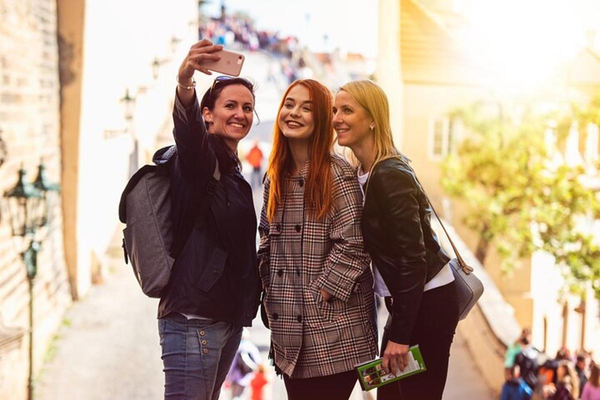tre donne in piedi una accanto all'altra che scattano una foto