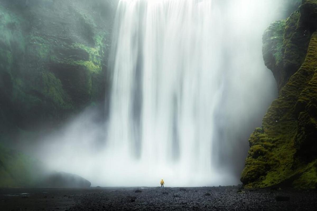 seseorang yang berdiri di hadapan air terjun