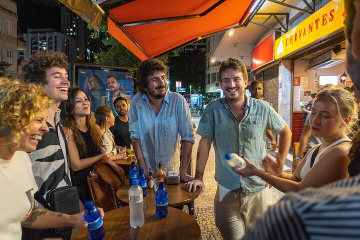 um grupo de pessoas em pé ao redor de uma mesa em um restaurante