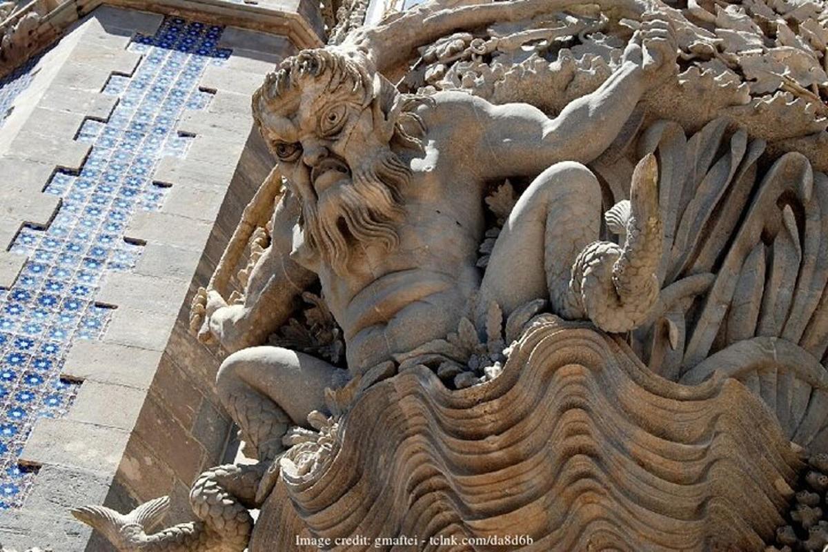 una statua di una sirena sul lato di un edificio