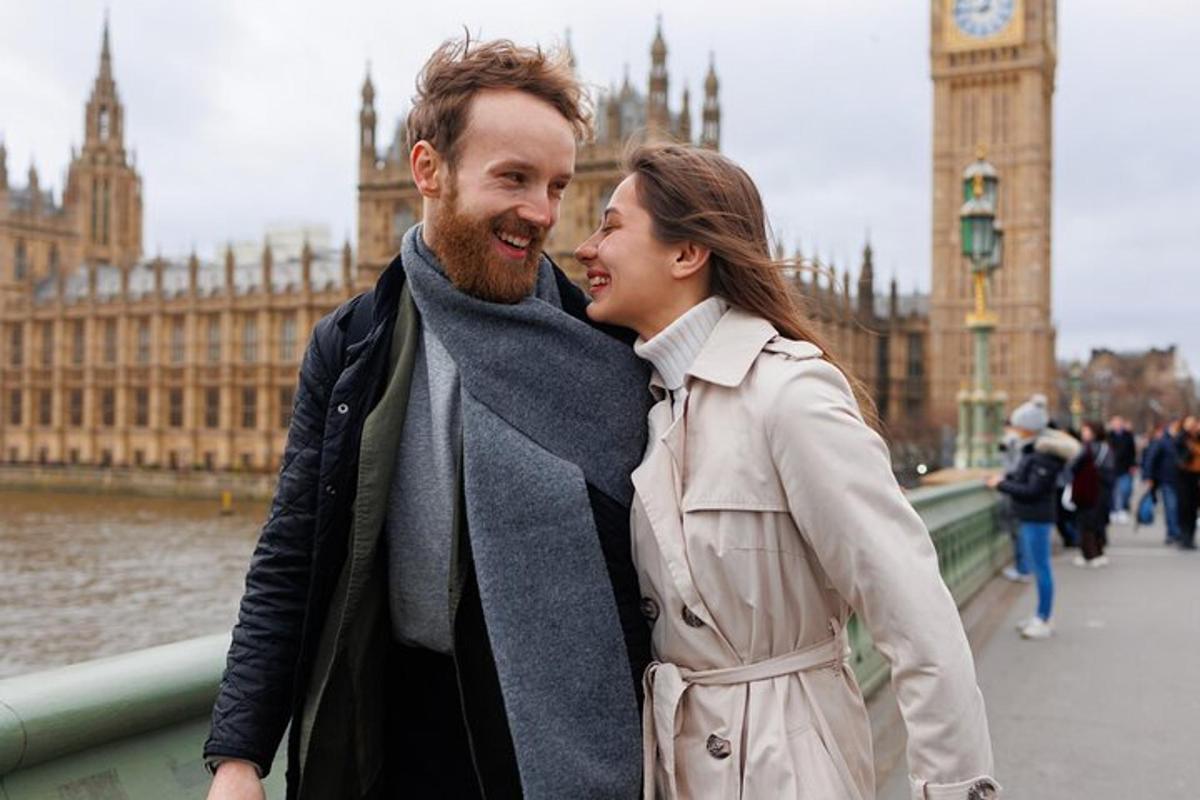 seorang pria dan seorang wanita berdiri di depan Big Ben