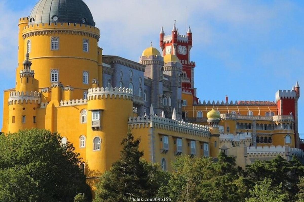 velký žlutý hrad s kopulí