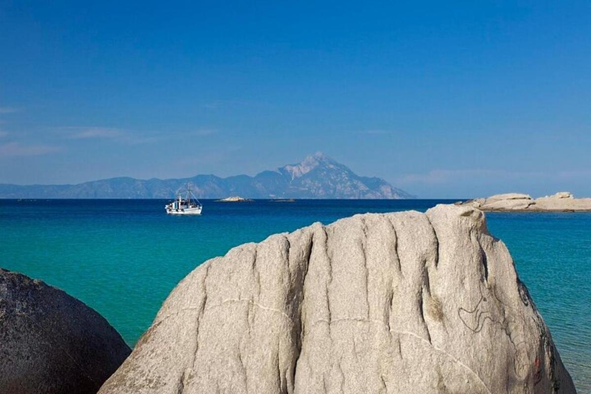 čoln v oceanu z veliko skalo