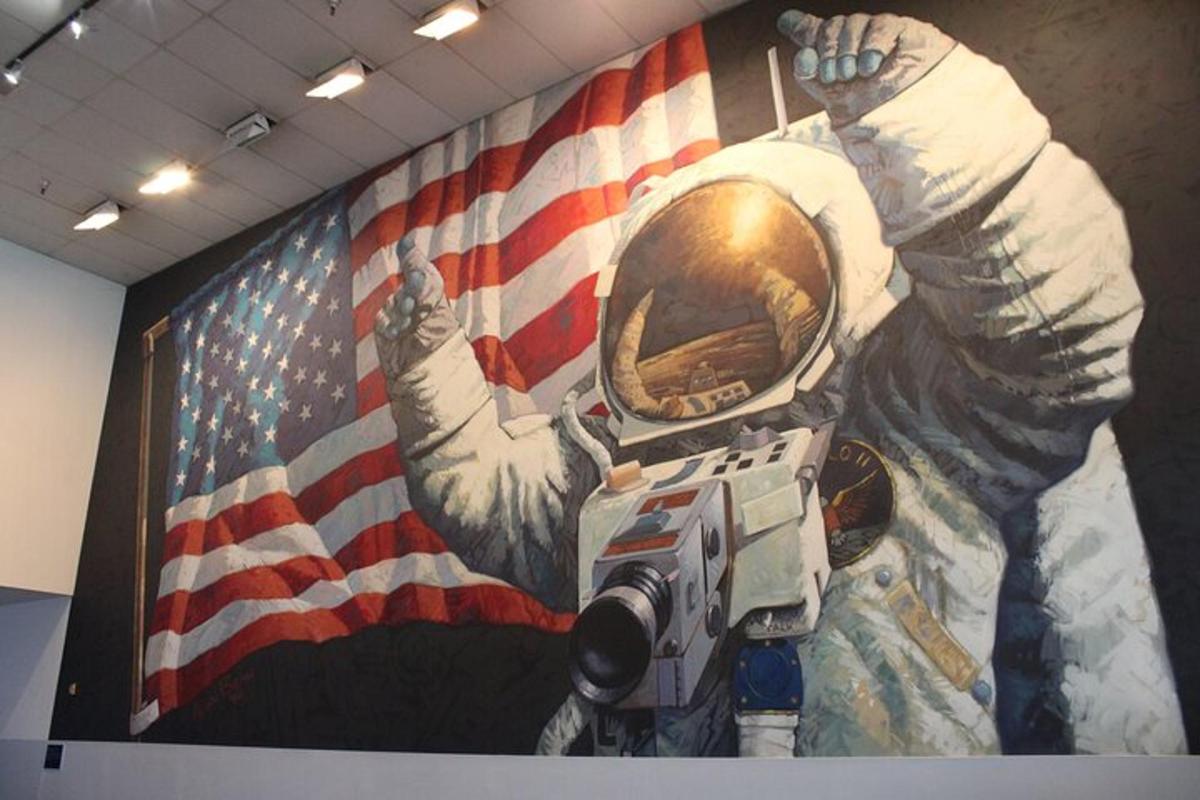mural przedstawiający astronautę i amerykańską flagę