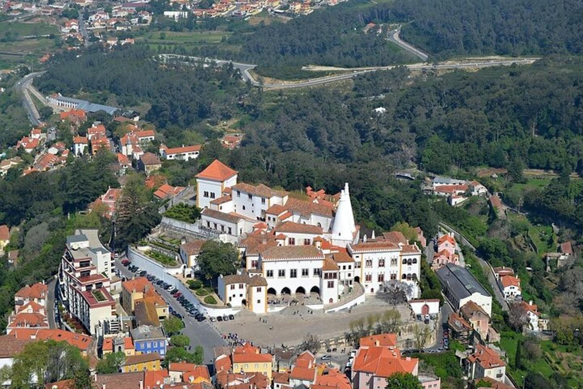 vista aèria d'un poble amb una església