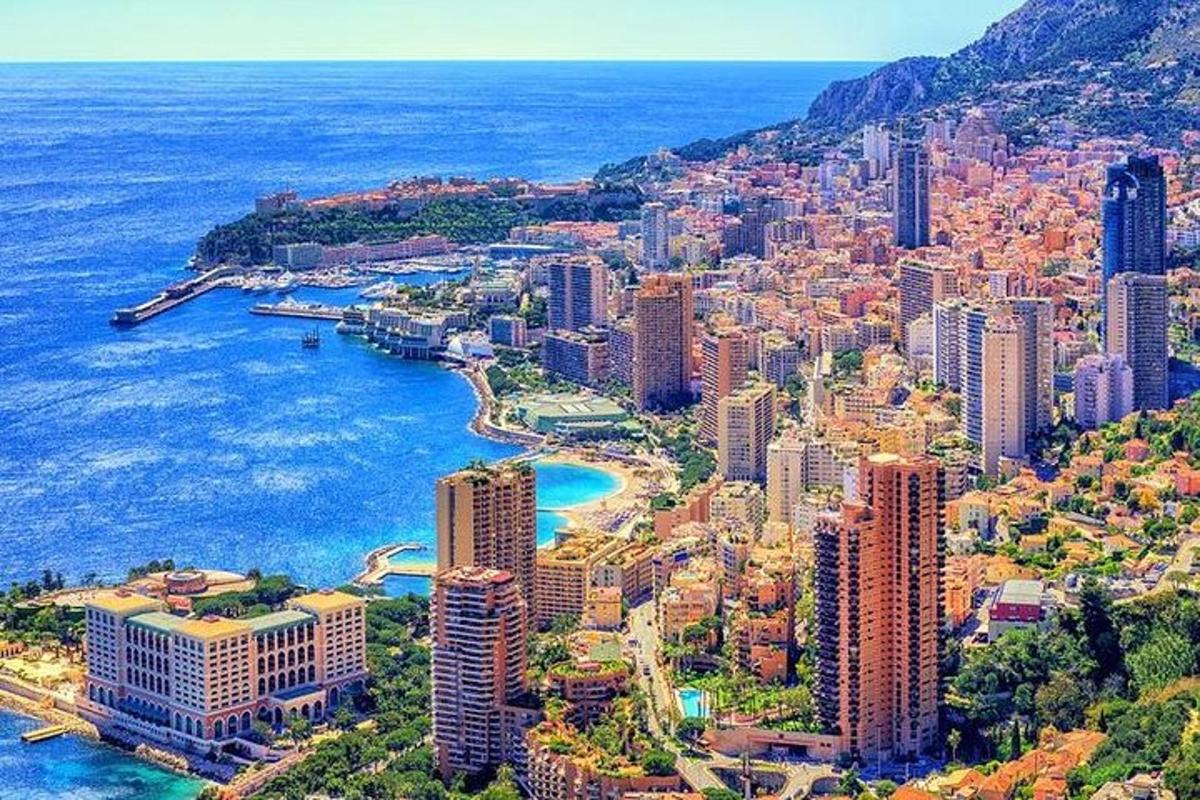 una vista aérea de una ciudad junto al agua