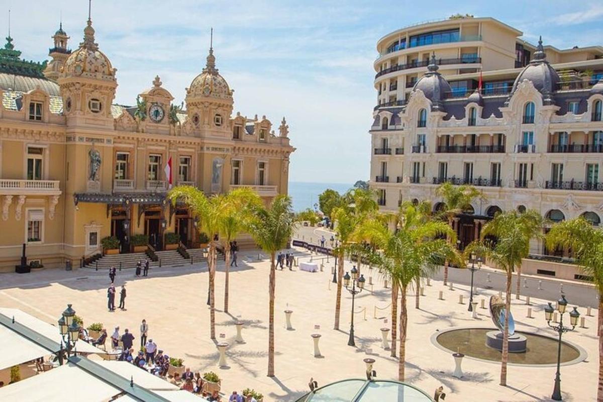 una piazza cittadina di fronte a un edificio con palme