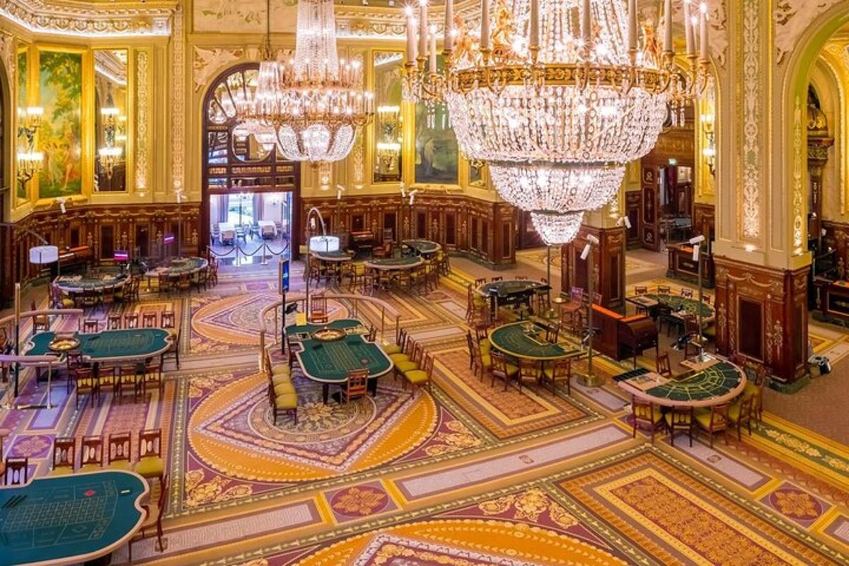 una vista dall'alto di una grande hall con lampadari