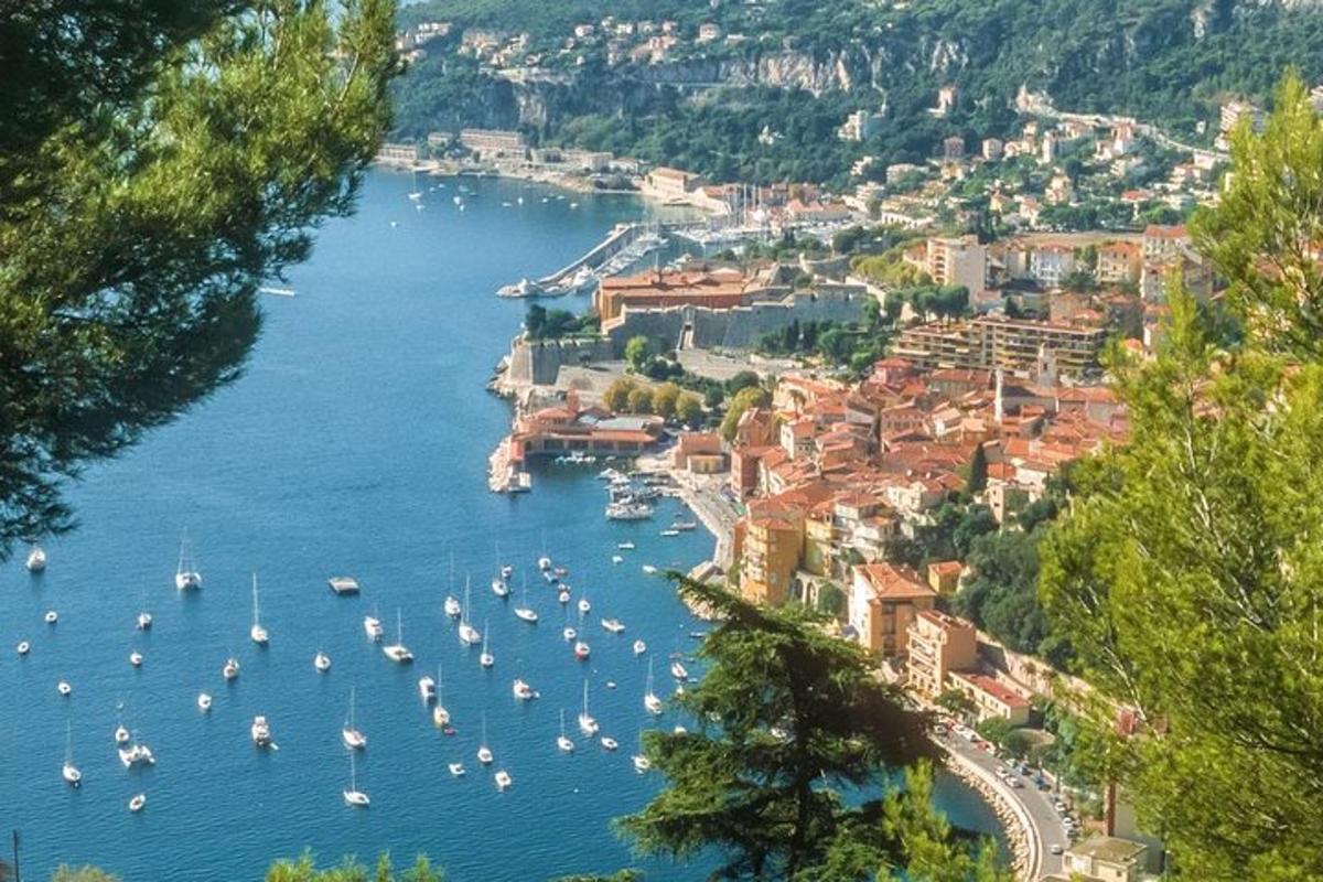 una vista di un porto con barche in acqua