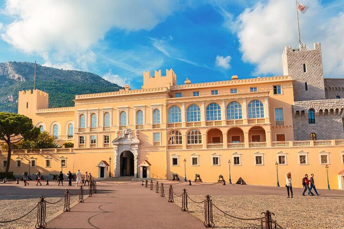 un grande edificio giallo con persone che camminano davanti ad esso