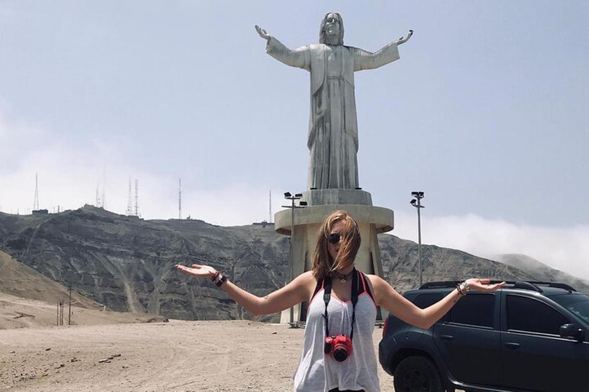 žena stojící před sochou Krista Spasitele