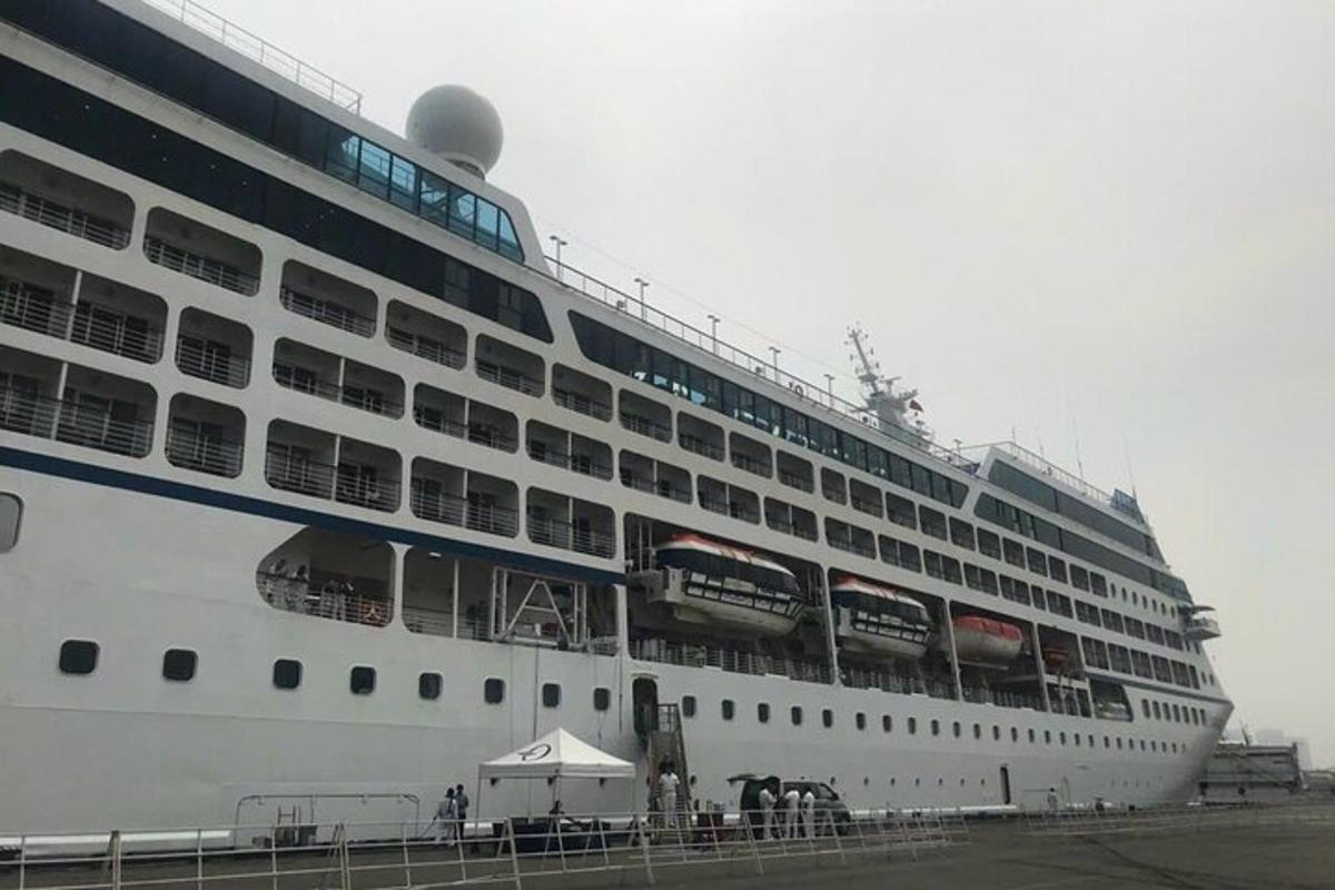un grand navire de croisière est amarré à un quai