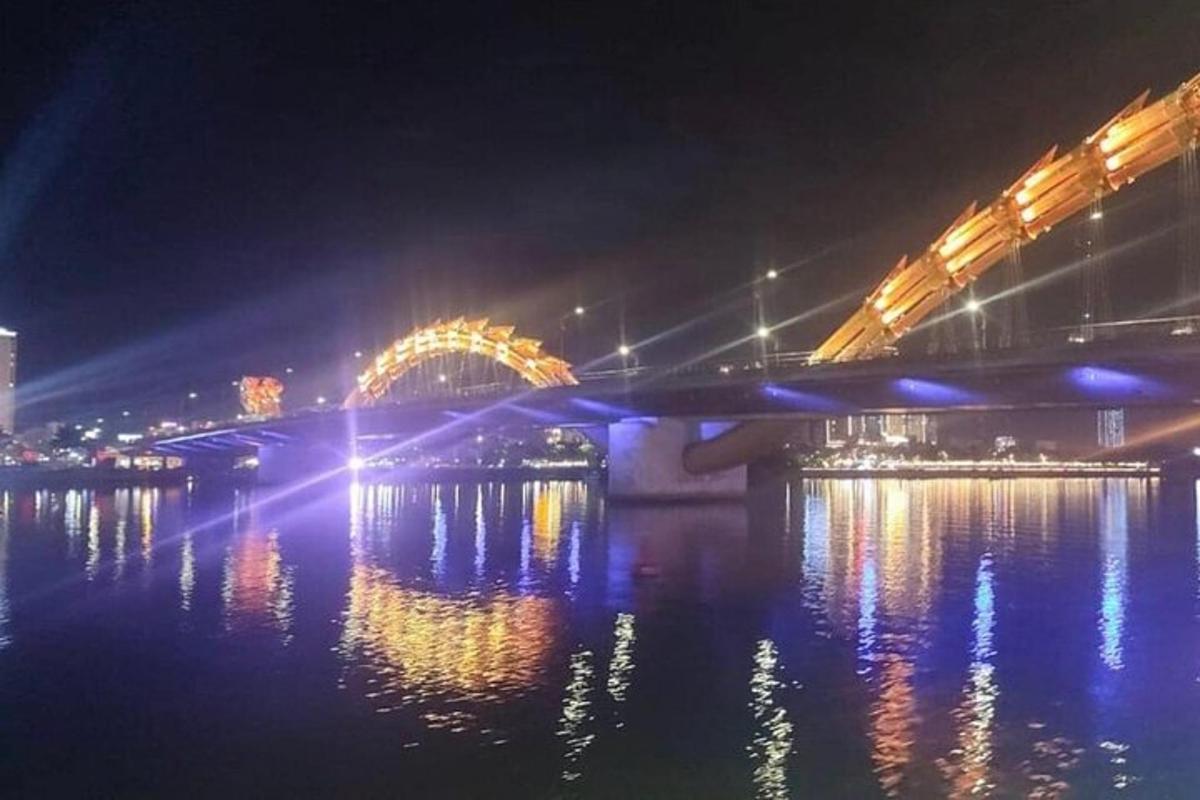 Μια γέφυρα πάνω από ένα ποτάμι τη νύχτα με φώτα