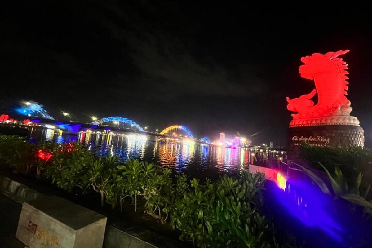 een Chinees drakenbeeld in het water 's nachts