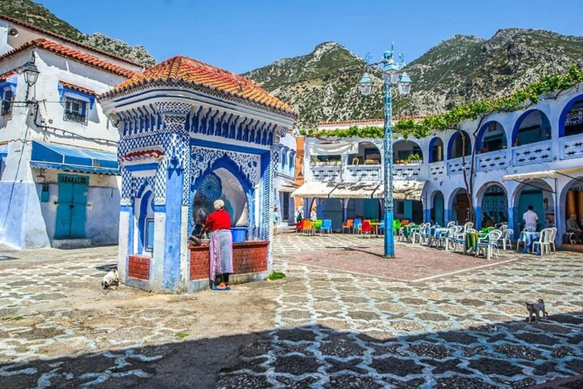 moški, ki stoji v modro-beli zgradbi na dvorišču