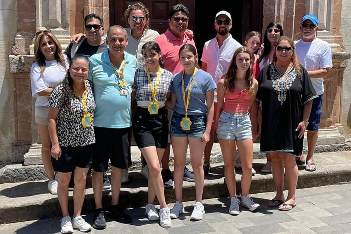 grupp inimesi, kes poseerivad pildi jaoks hoone ees