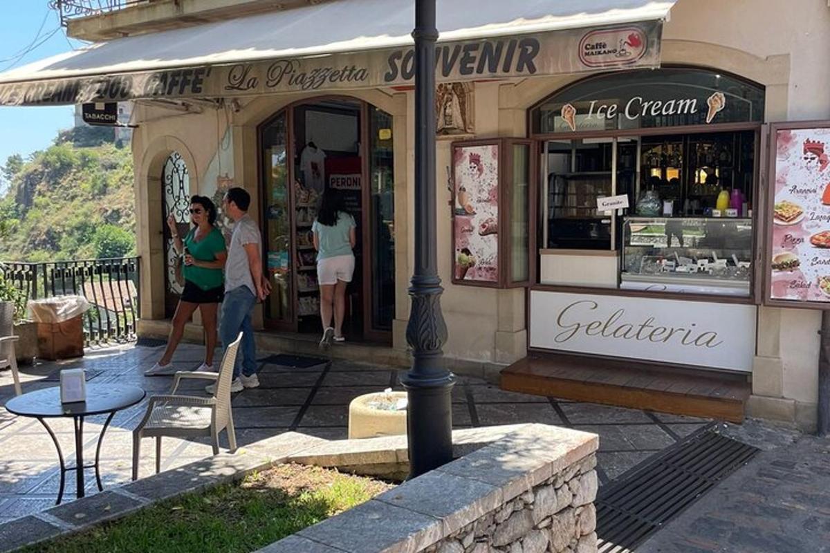 restoran, mille ees seisavad inimesed