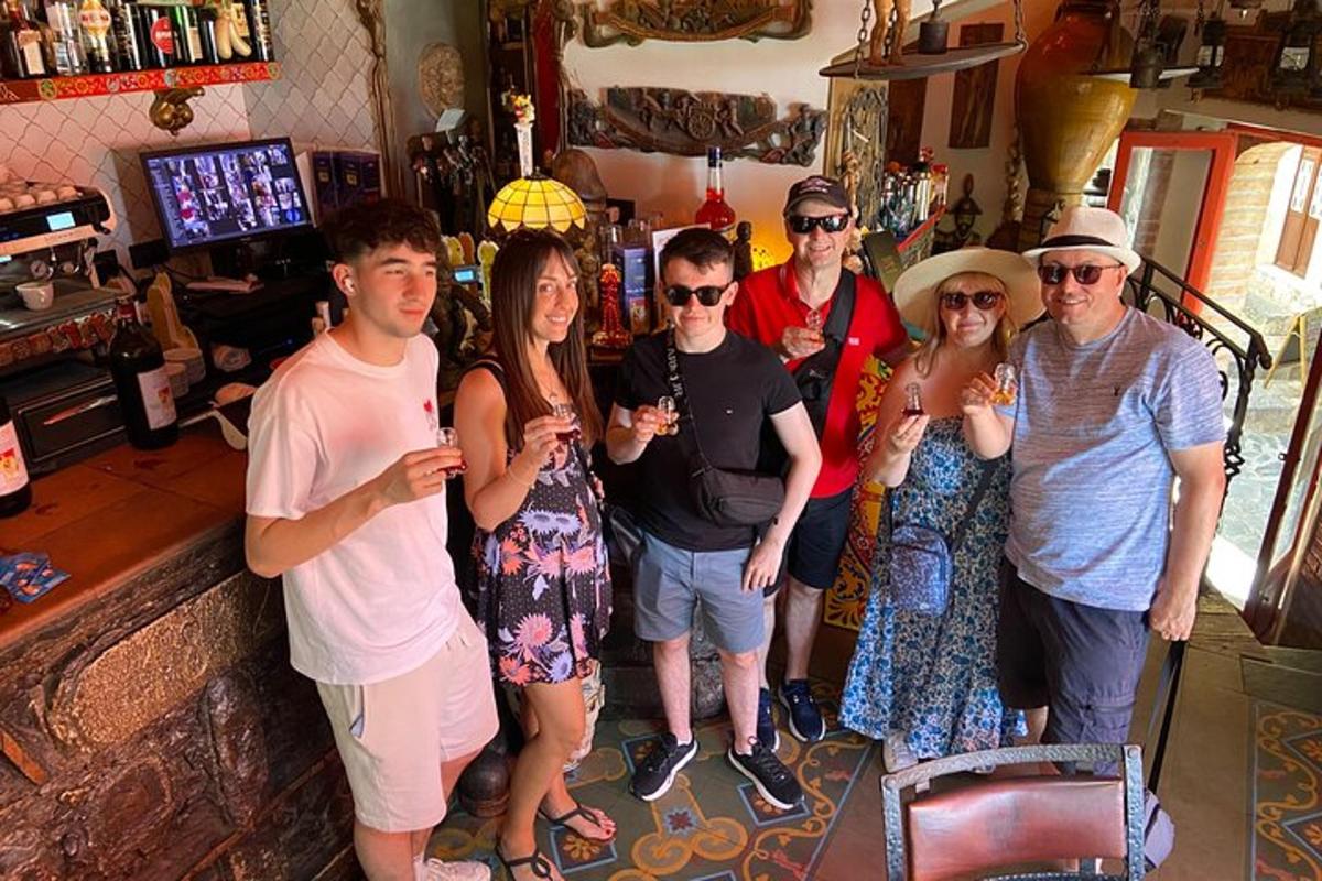 um grupo de pessoas posando para uma foto em um bar