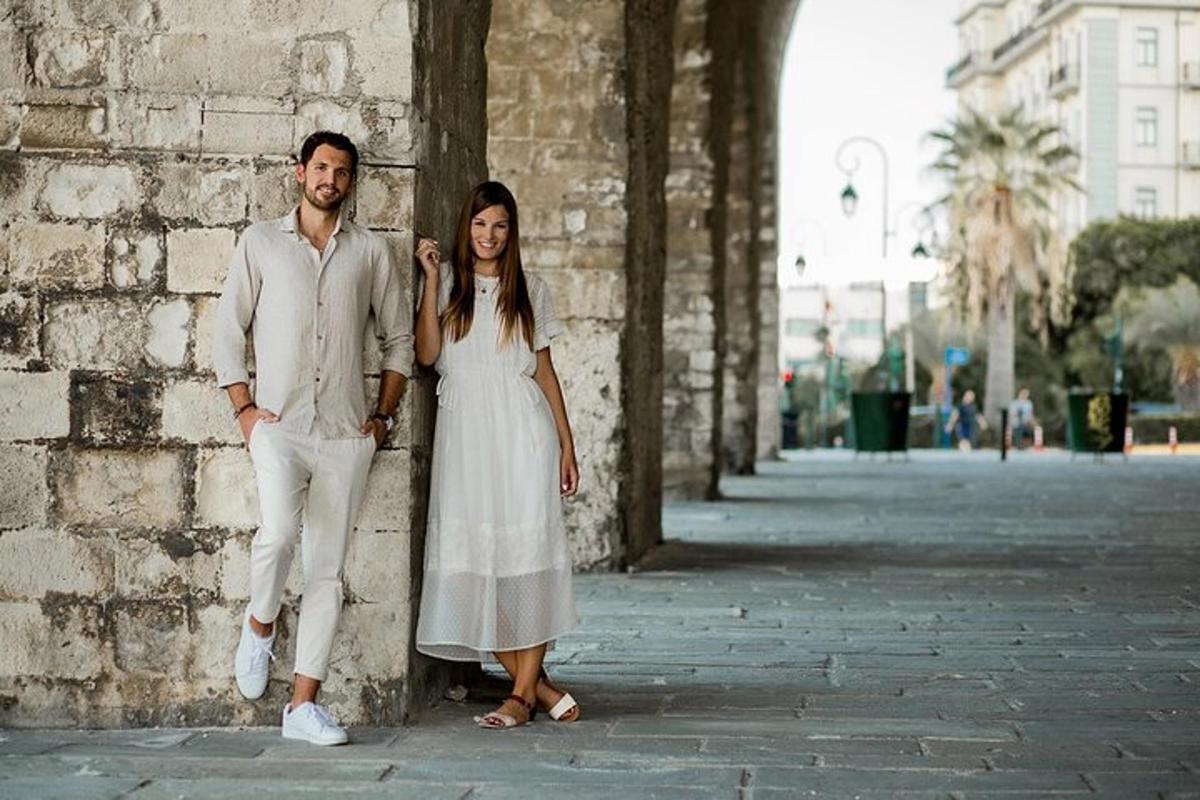 un uomo e una donna in piedi accanto a un muro