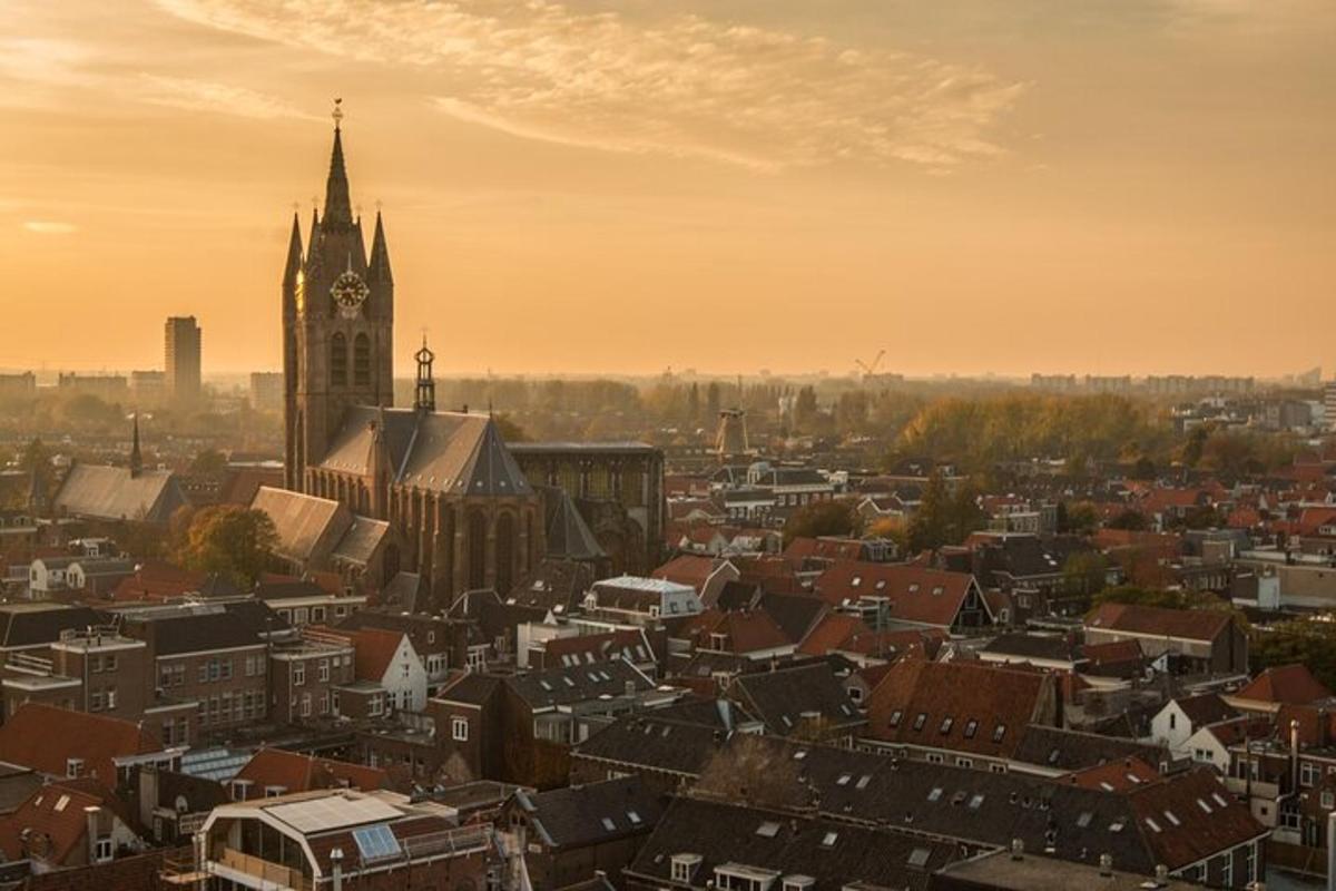 ein Blick auf eine Stadt mit einem Uhrturm