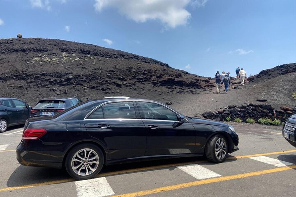 sebuah mobil hitam diparkir di tempat parkir