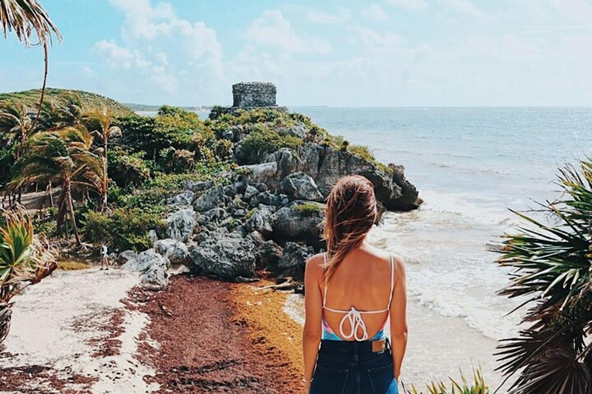 žena stojaca na pláži a pozerajúca sa na oceán