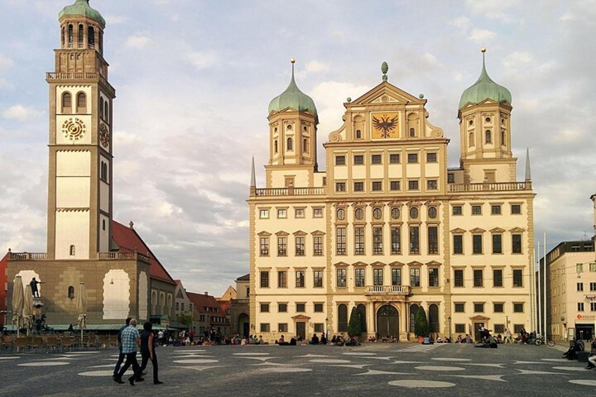 un grande edificio con una torre dell'orologio di fronte