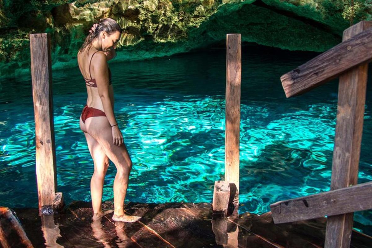 una donna in bikini in piedi nell'acqua