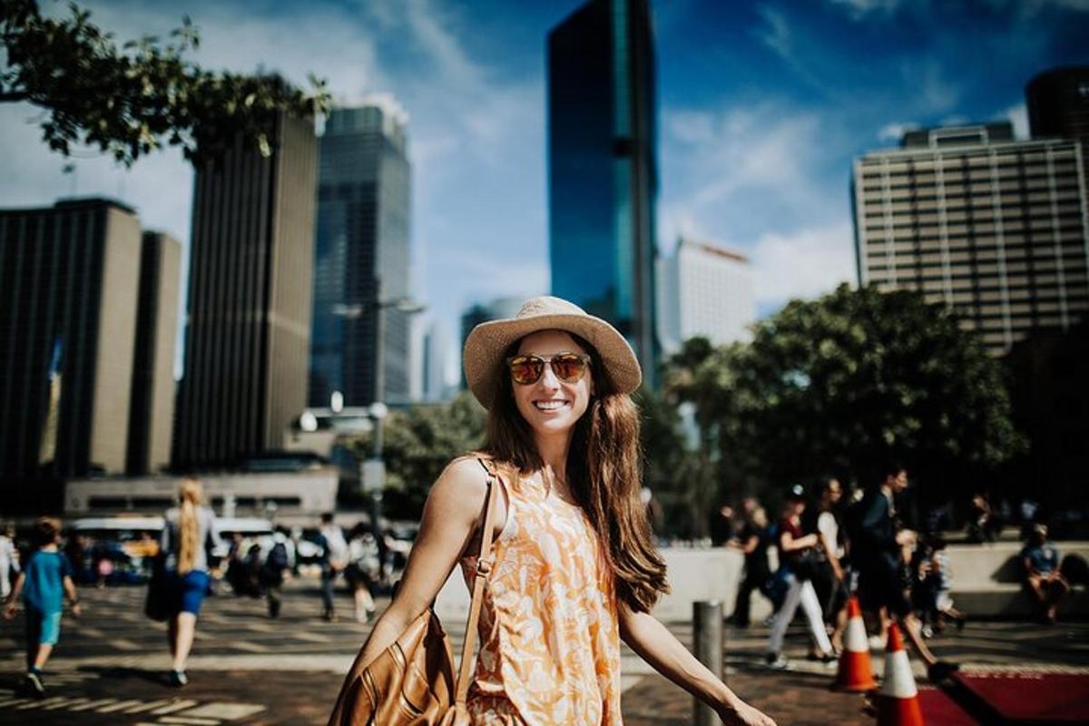 een vrouw met een hoed loopt in een stad