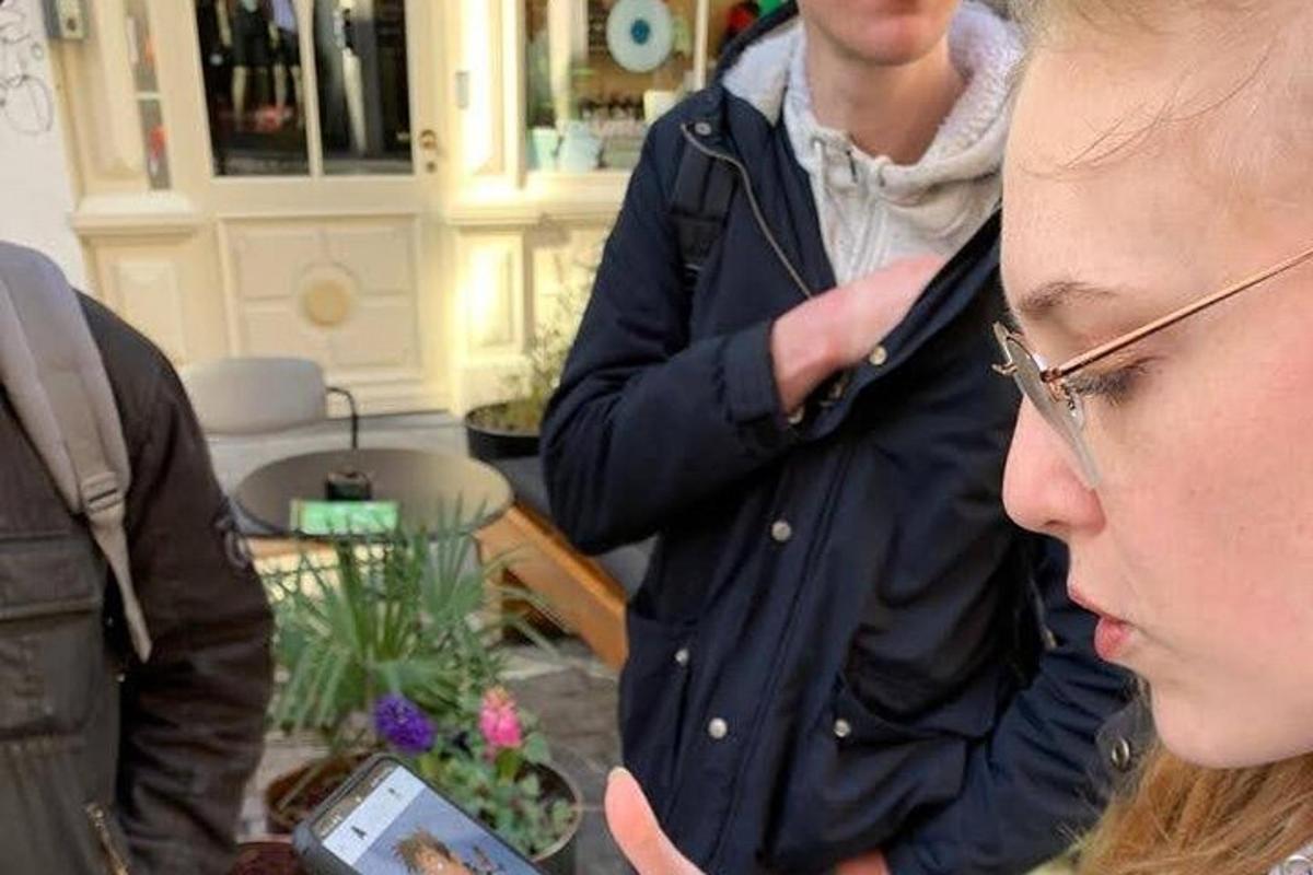 una donna che si fa tagliare i capelli da un uomo