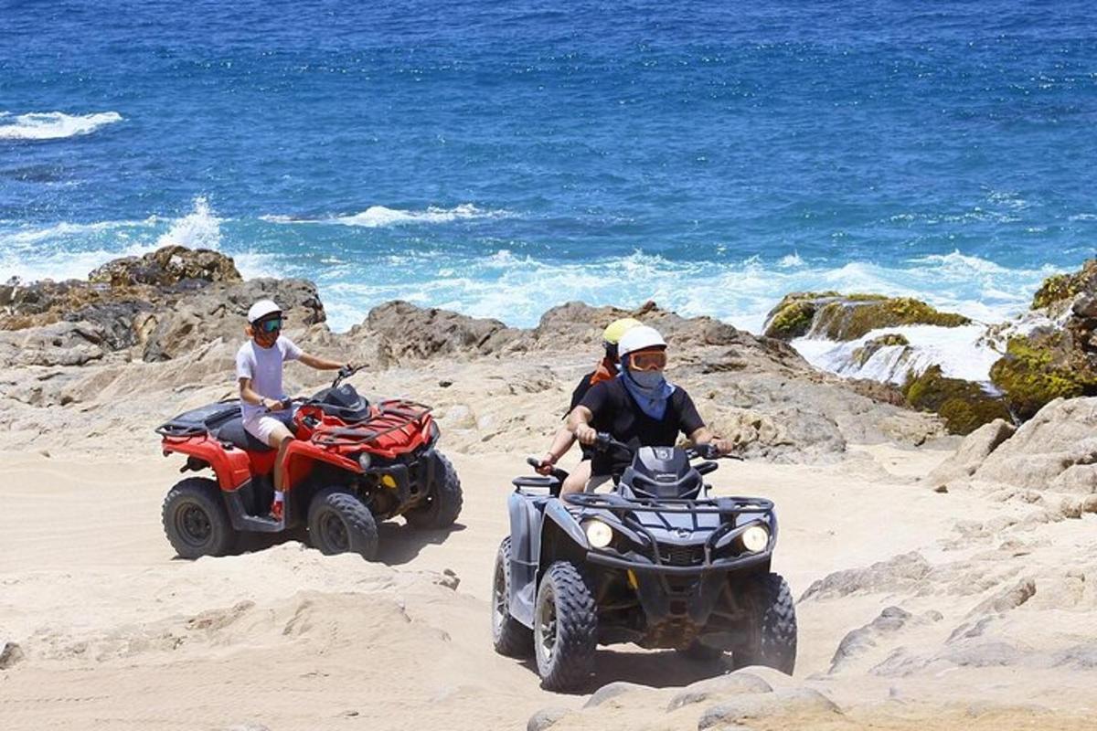 dua orang menaiki atv di pantai