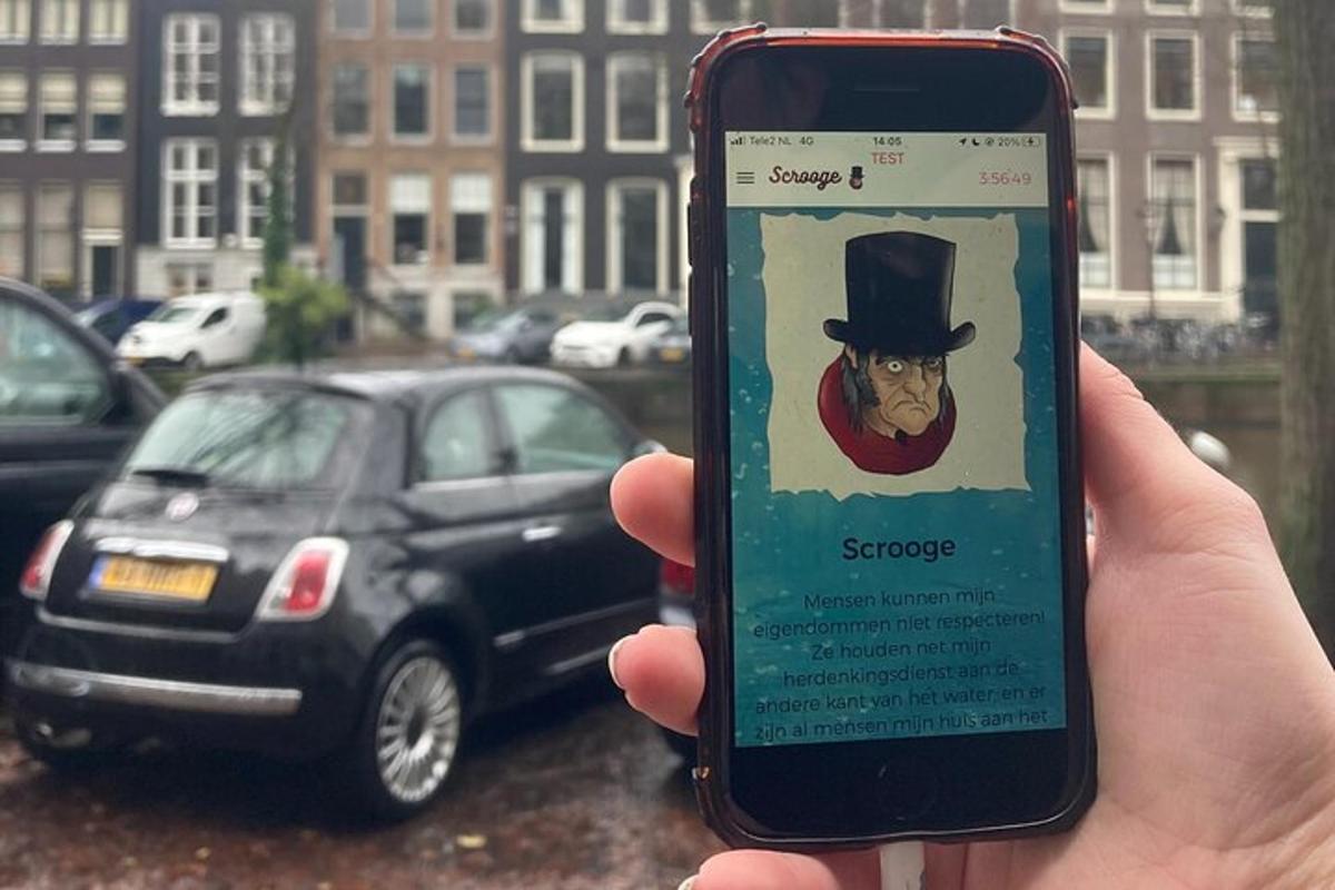 eine Person, die ein Mobiltelefon mit einem Affen mit Zylinder hochhält