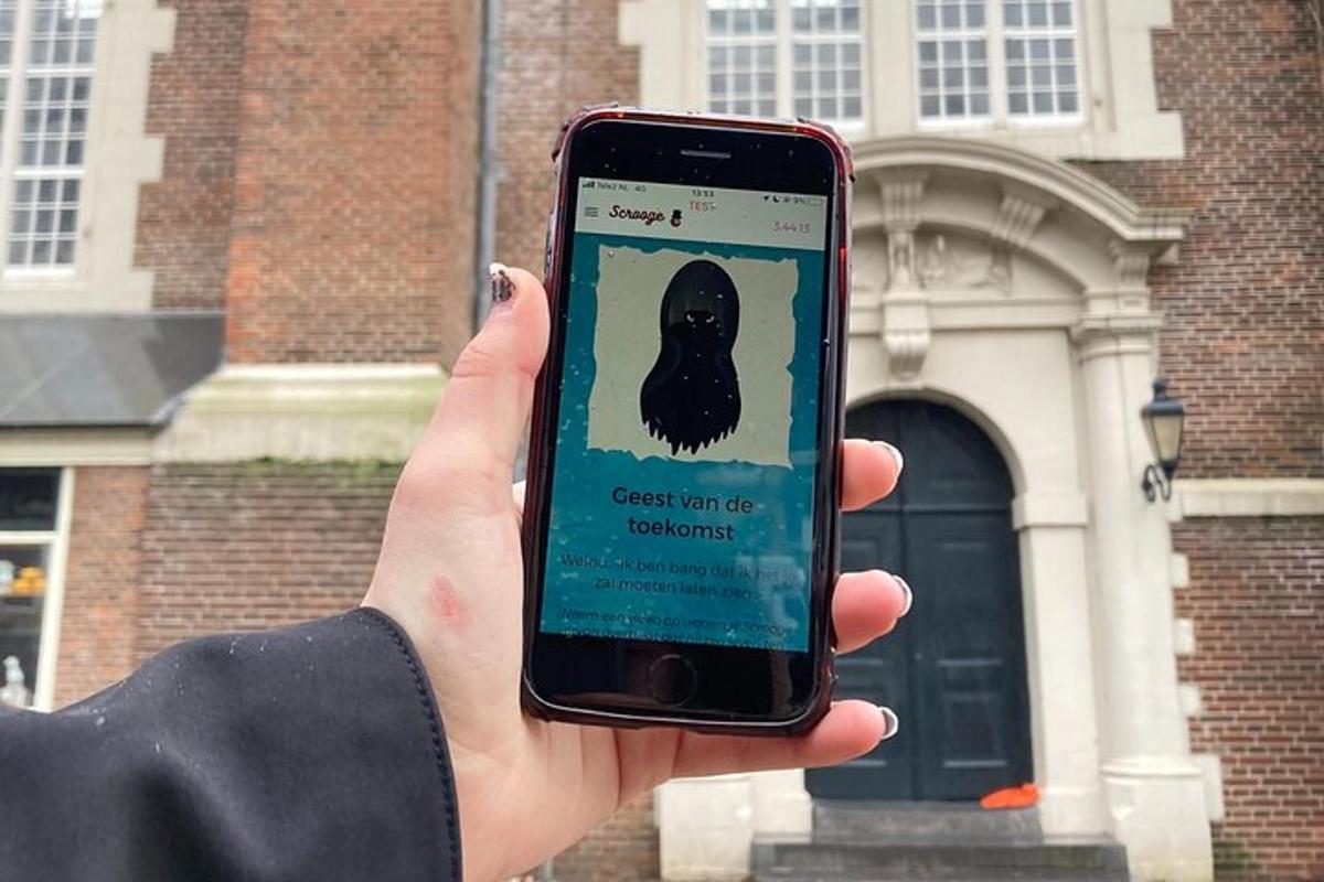 eine Hand, die ein Handy mit einem Hund darauf hält