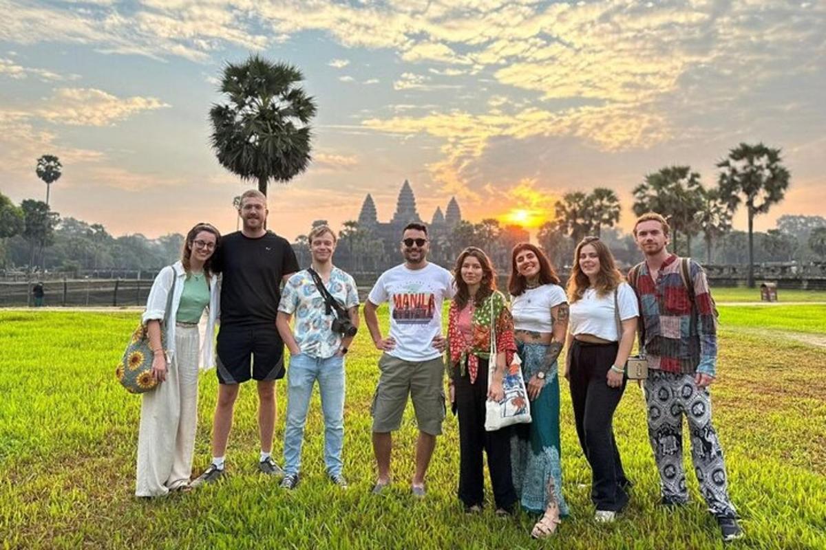 một nhóm người đang đứng trên cánh đồng lúc hoàng hôn