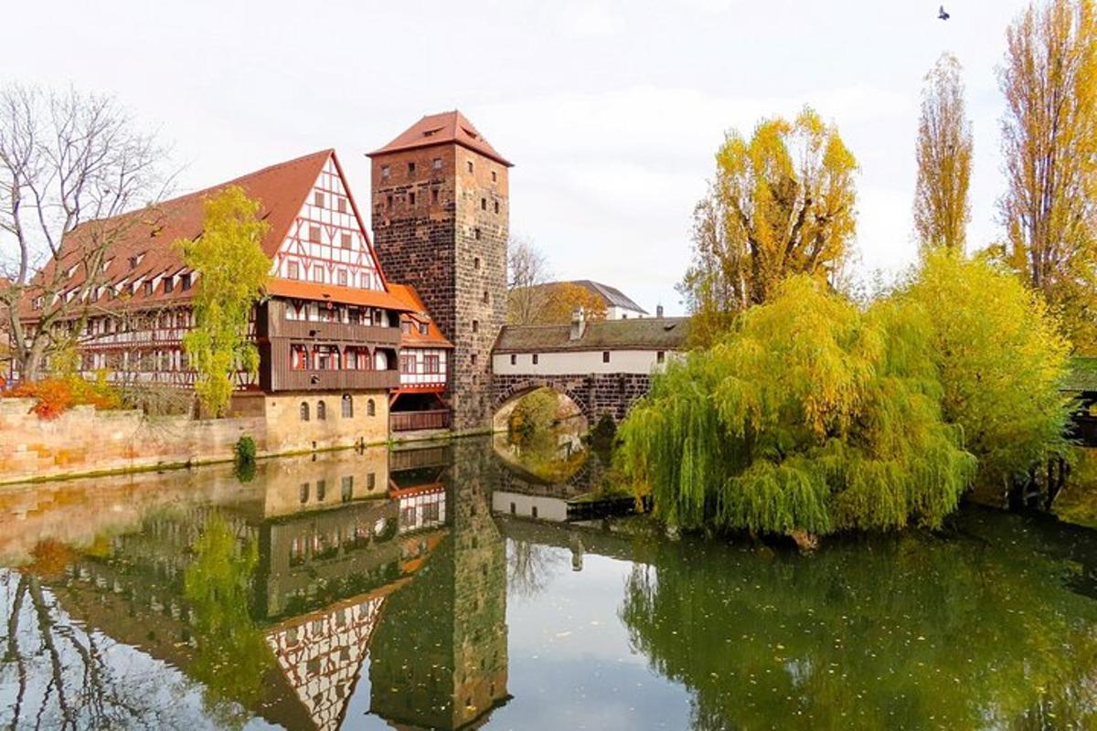 une vue d'une rivière avec un bâtiment et un pont