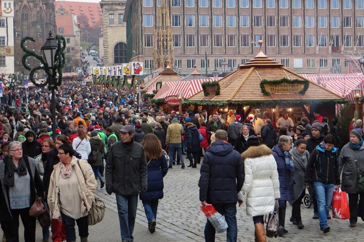 une grande foule de personnes se promenant sur un marché de Noël