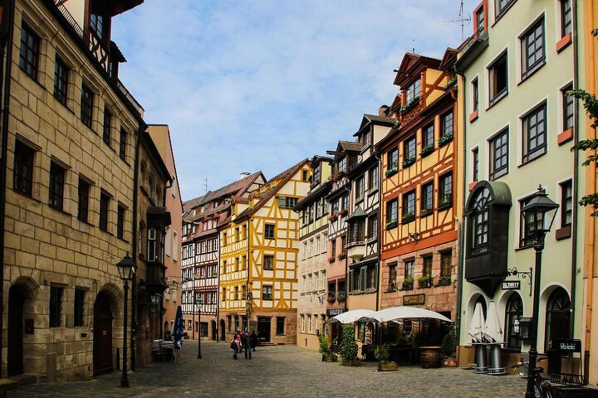 une rue de ville avec des bâtiments et des gens marchant dans une rue