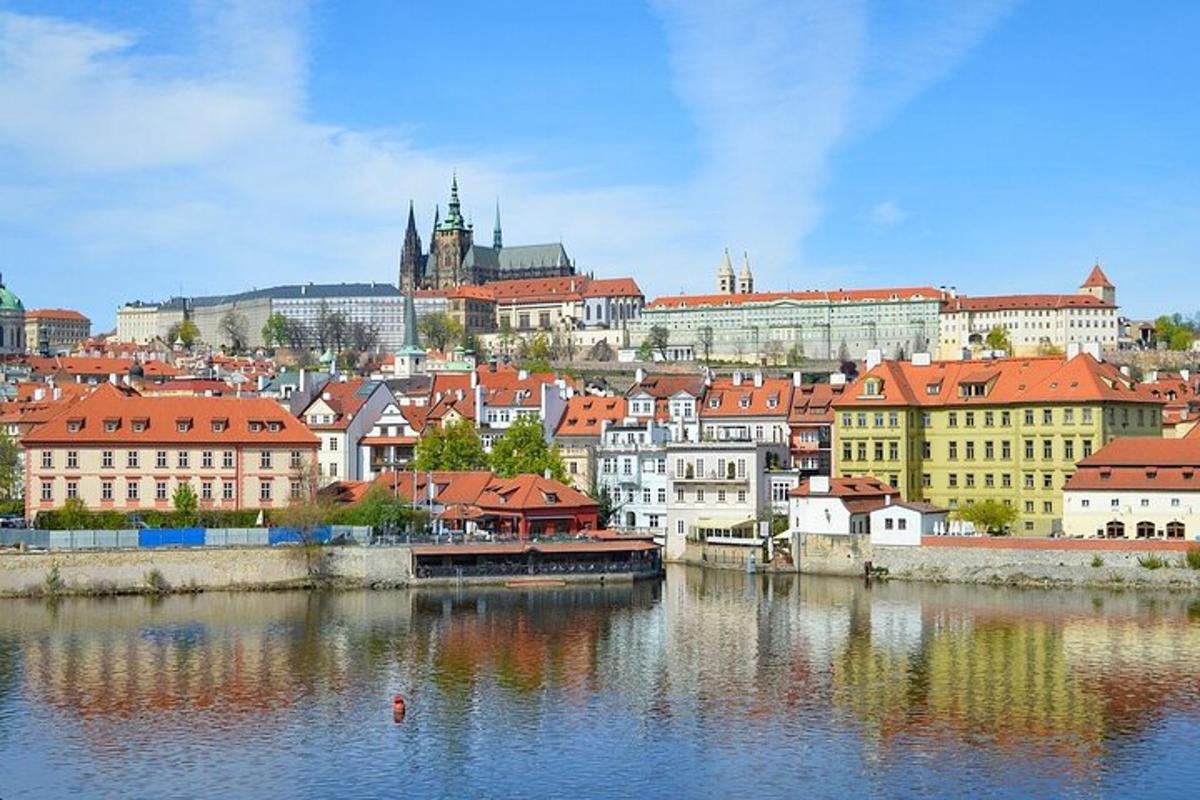 una vista di una città con un fiume e degli edifici
