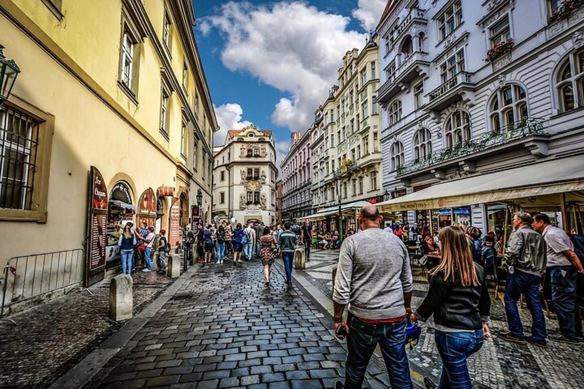 un gruppo di persone che camminano lungo una strada acciottolata