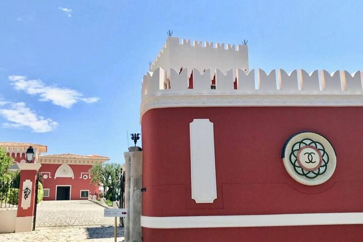 un edificio rosso e bianco con una casa