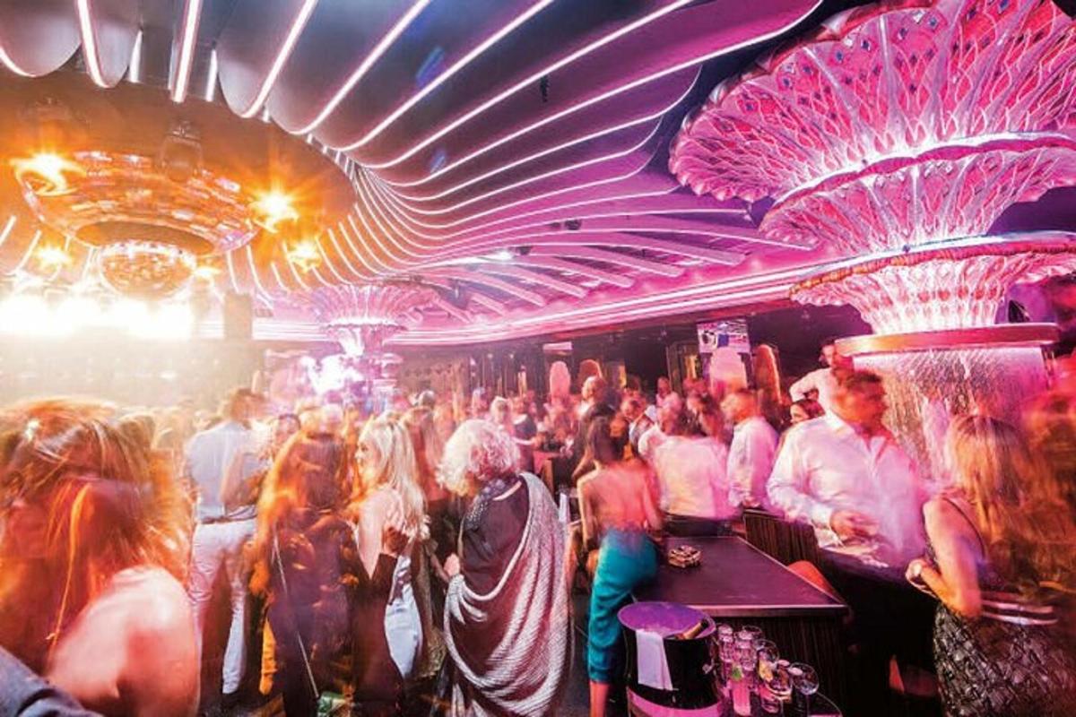 una folla di persone che ballano in un club