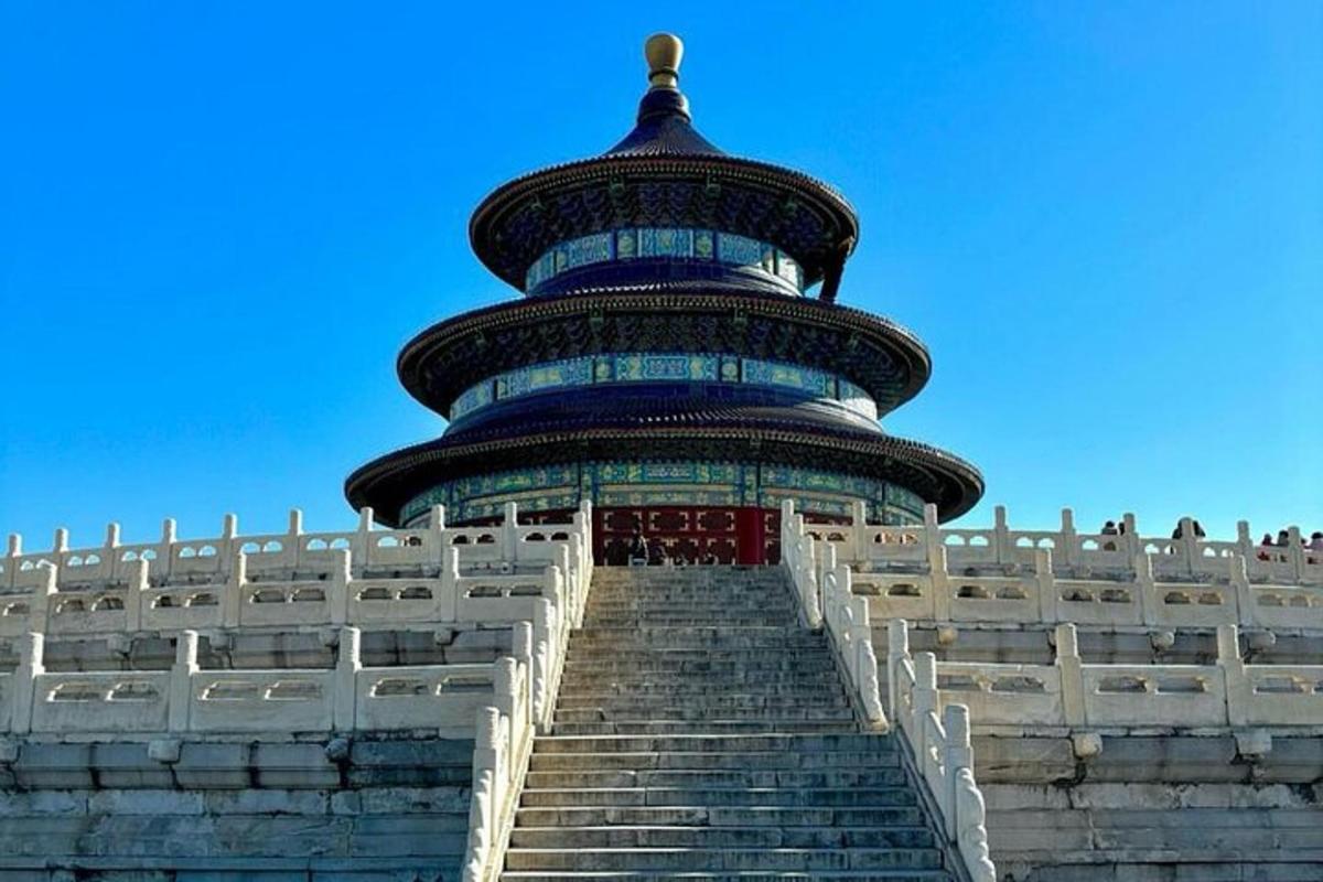 通往有塔楼的建筑物的楼梯