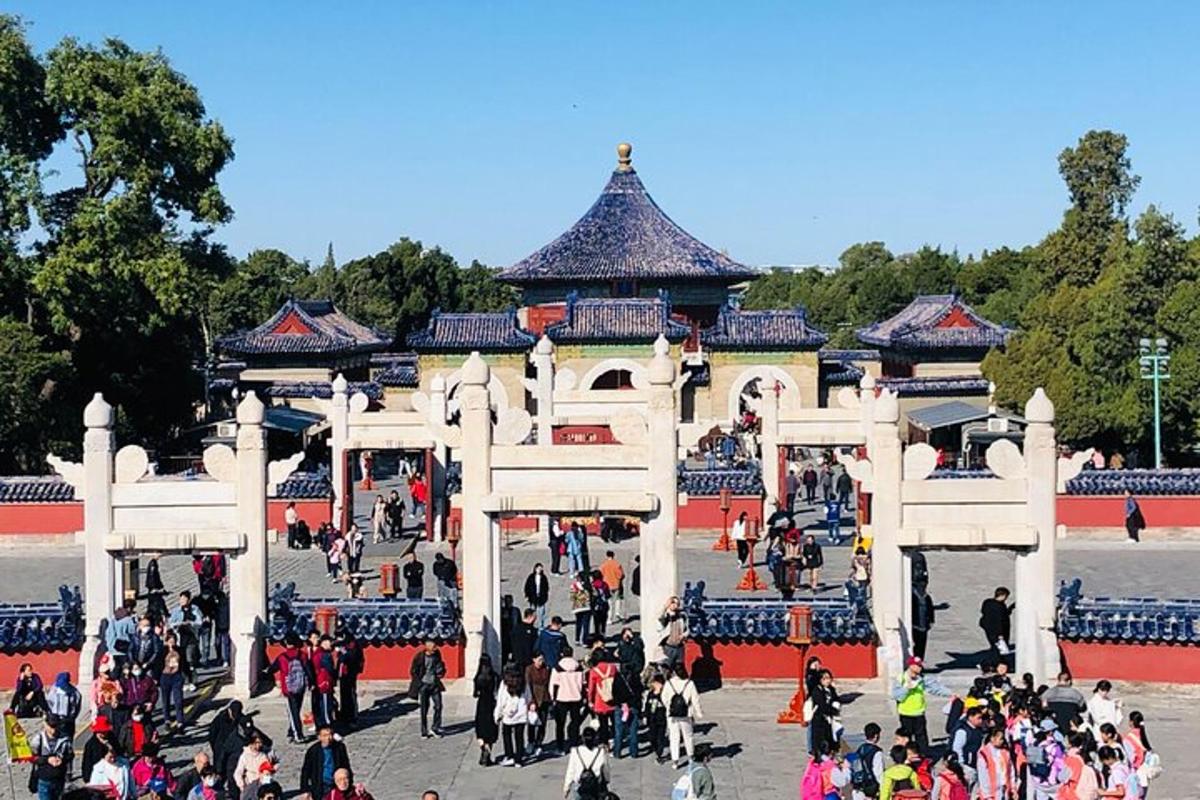 一大群人在建筑物周围走动