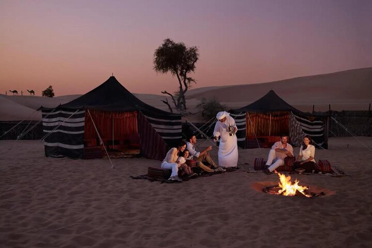 um grupo de pessoas sentadas ao redor de uma fogueira no deserto